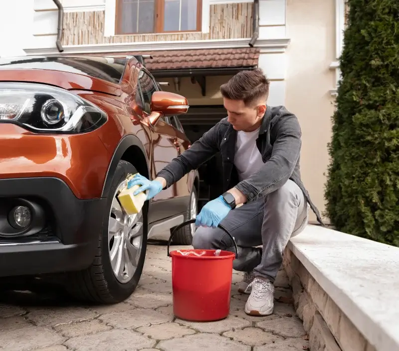 Lavage auto à domicile Sainte-Anastasie : professionnel intervenant sur un véhicule